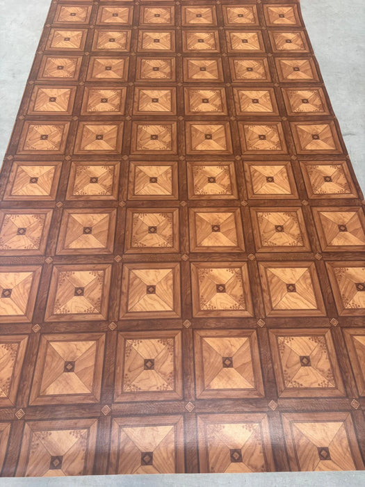 Linoleum PVC maro cu model patrat imitatie lemn, design clasic si durabil