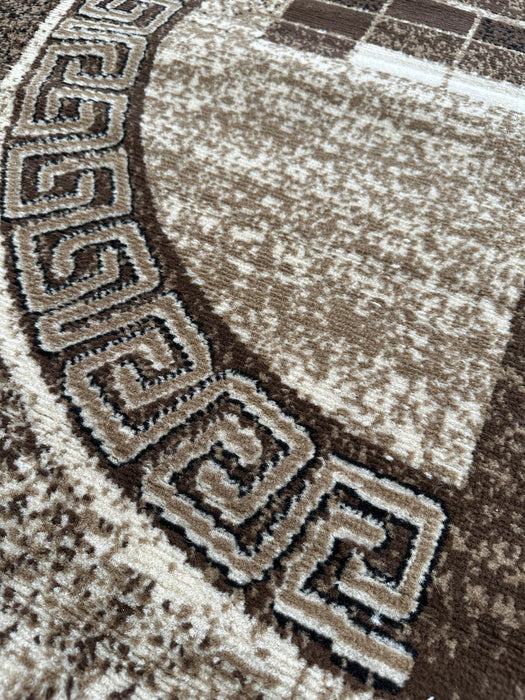 Margine covor oval maro bej cu finisaj atent si material rezistent