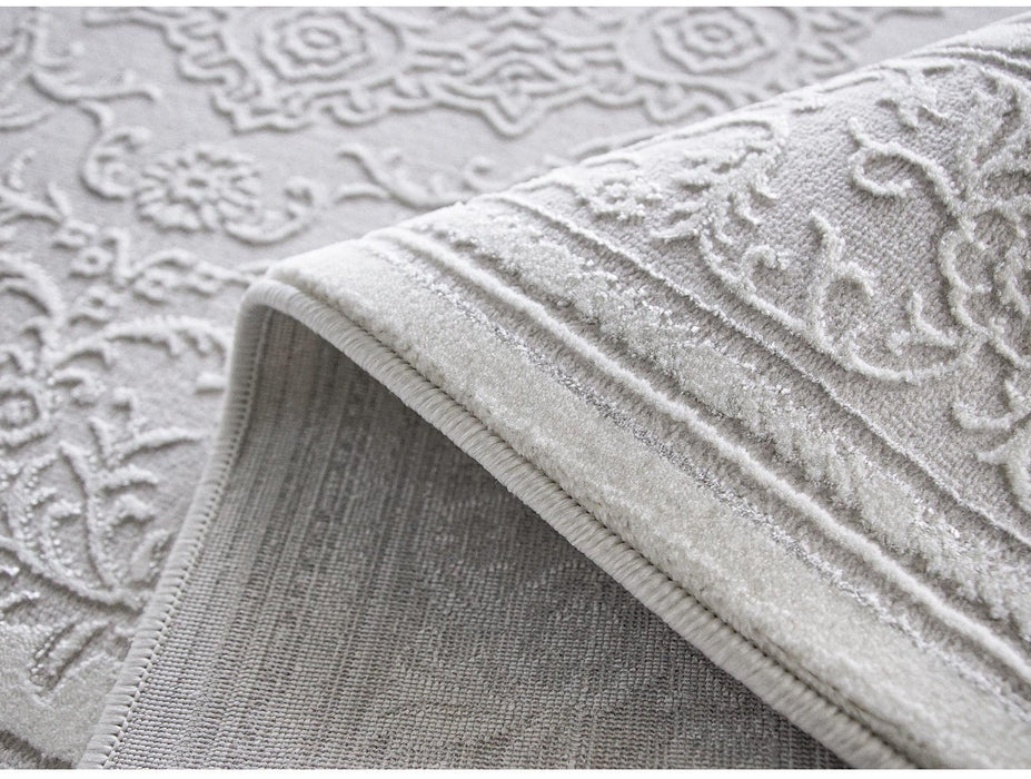 Margine finisata si spate la covor clasic gri deschis, stabil si usor de asezat pe podea