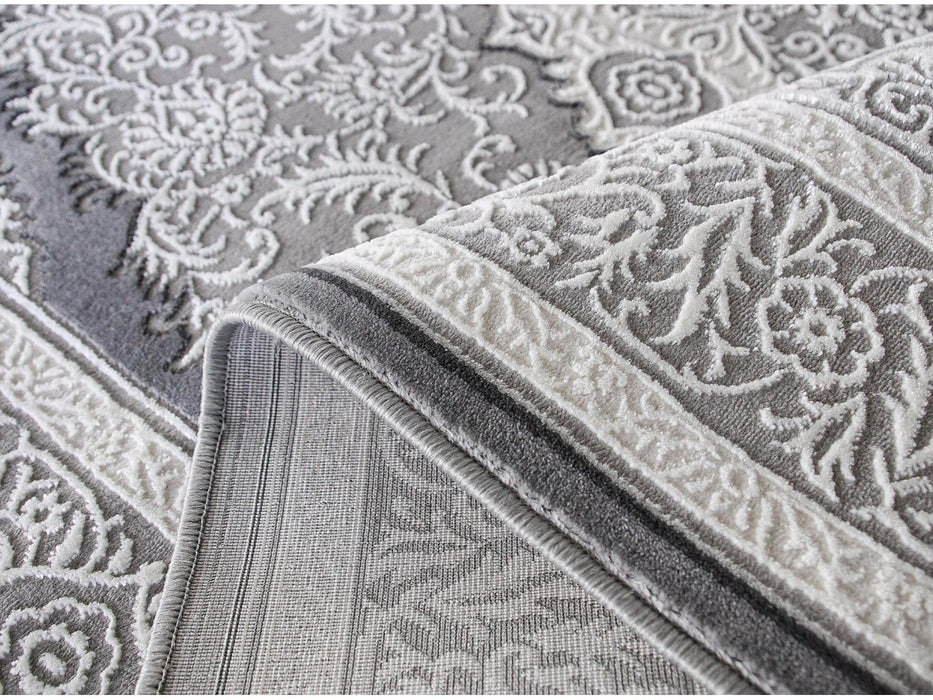 Margine finisata si spate la covor clasic gri, stabil si usor de asezat