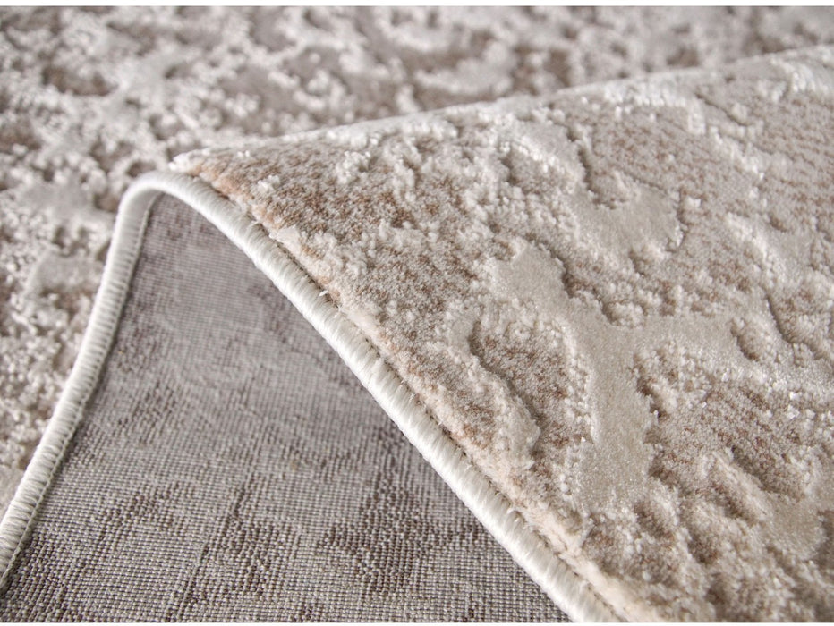 Margine finisata si spate covor modern crem bej, material flexibil si usor de asezat pe podea