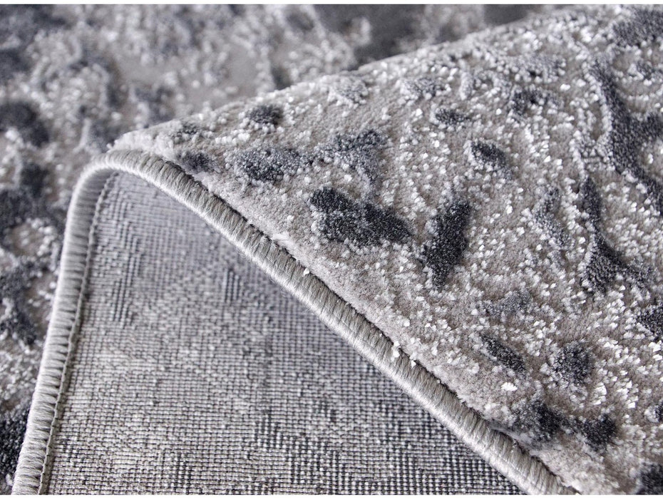 Margine finisata si spate covor modern gri, material flexibil si usor de asezat pe podea