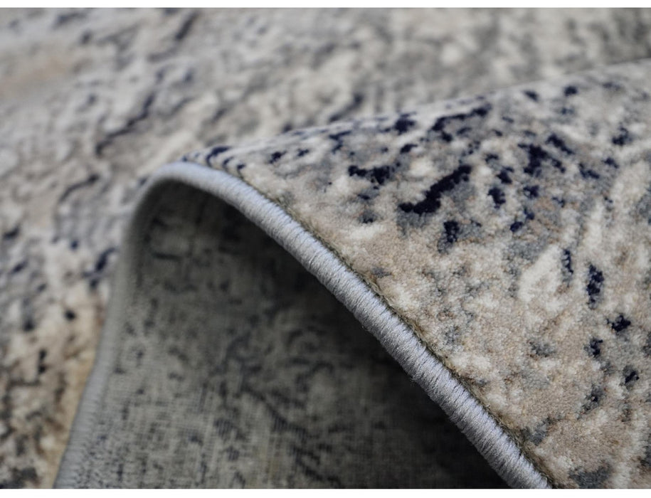 Margine finisata si spate flexibil la covor modern gri, usor de asezat pe podea