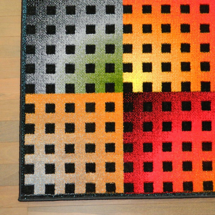 Detaliu model geometric multicolor pe covor pentru copii, cu design modern si atractiv.