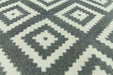 Detaliu model geometric pe covor modern pentru living, cu design elegant si contemporan.