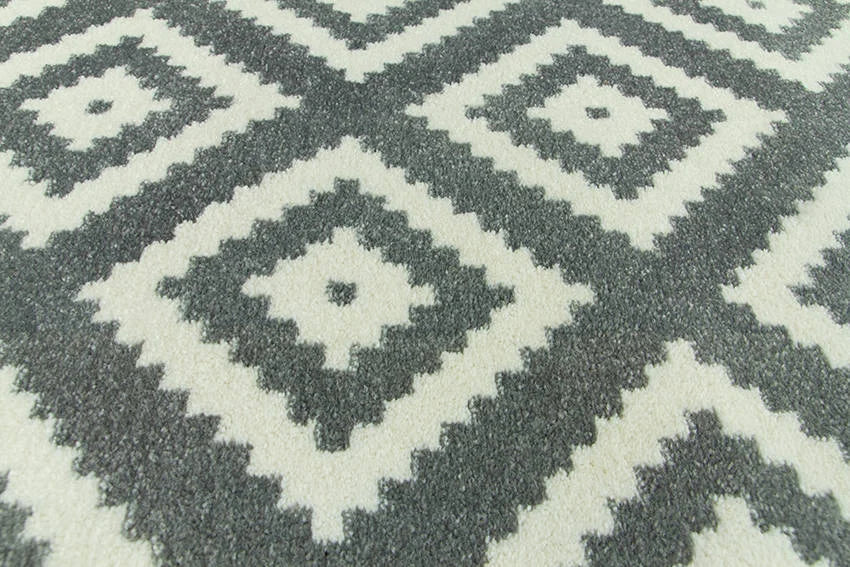 Detaliu model geometric pe covor modern pentru living, cu design elegant si contemporan.