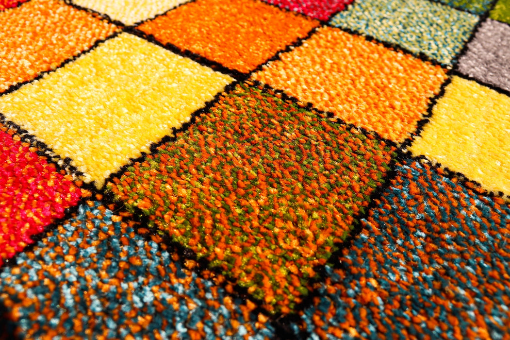 Detaliu model cu patrate colorate pe covor modern pentru living, cu aspect vibrant si decorativ.
