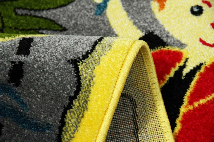 Detaliu textura covor copii cu design colorat si fibre placute la atingere.