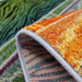 Detaliu textura covor living modern cu fibre dense si finisaj de calitate premium.