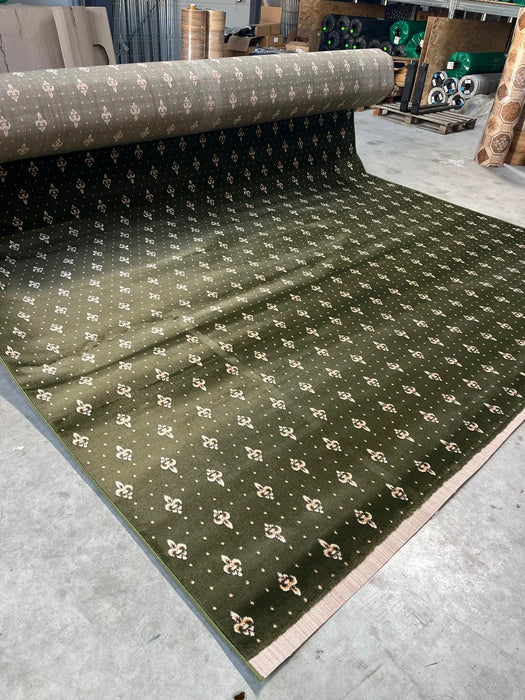 Traversa biserica verde cu model crin regal si margine festonata