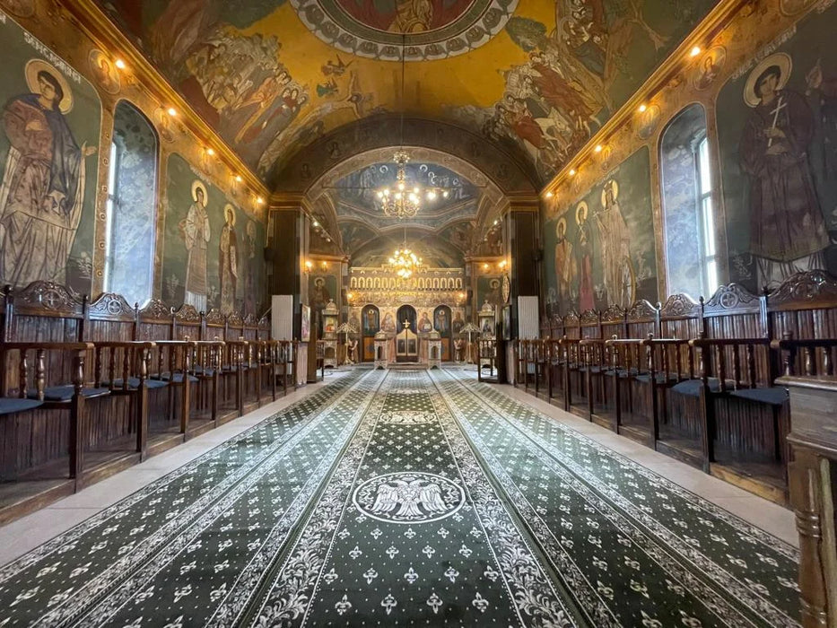 Traversa biserica verde cu model ortodox si simbol religios pe culoar central