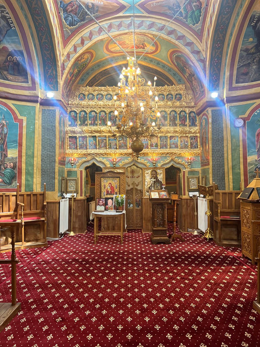 Traversa covor bisericeasca grena rosu inchis cu model crini pe culoar central