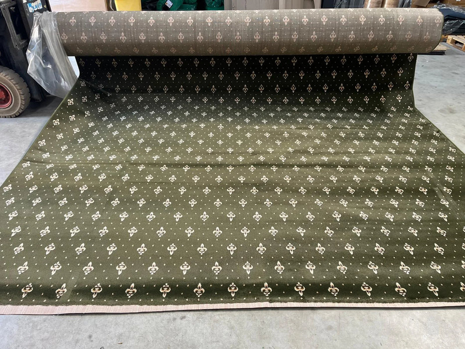 Traversa covor bisericeasca verde inchis prezentata in rulou cu model crini