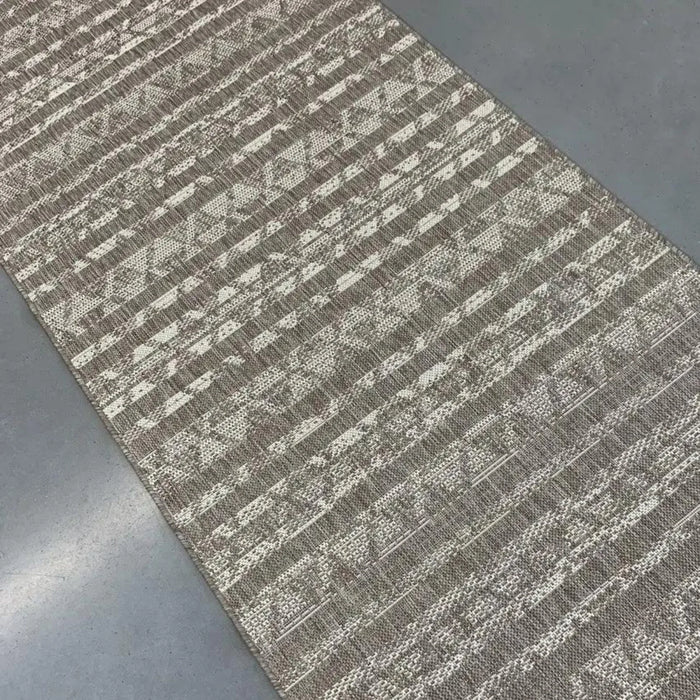 Detaliu traversa covor bucatarie antiderapanta crem bej, fir scurt si design modern