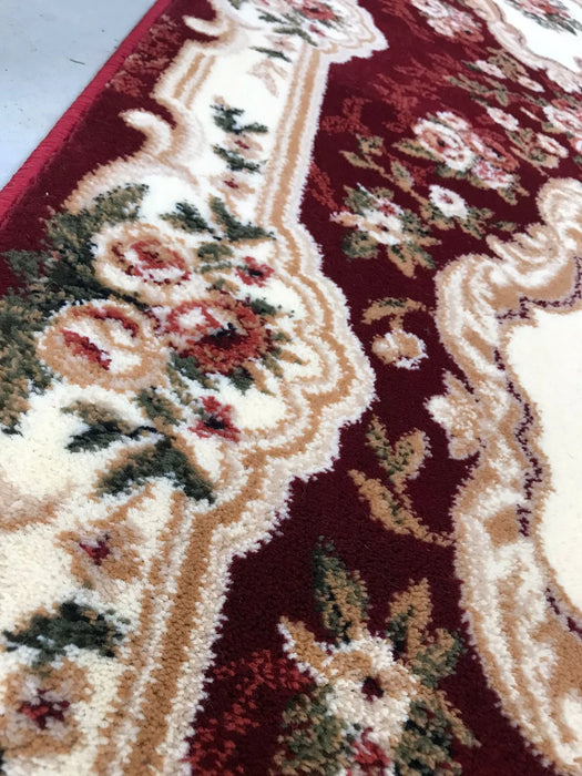 Detaliu bordura florala traversa covor grena pentru hol cu finisaj elegant