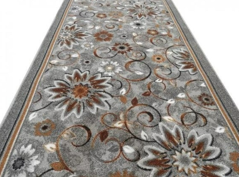 Detaliu traversa covor gri floral, design elegant cu flori si modele moderne