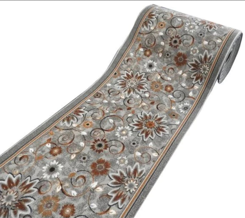 Detaliu traversa covor gri floral cu model spiral si flori, ideal pentru decor elegant