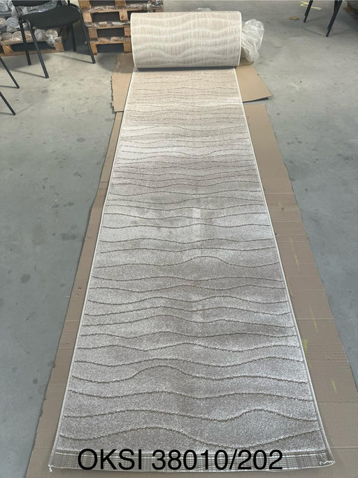 Traversa covor moderna bej pentru hol lung si living cu model ondulat elegant, rezistenta la trafic