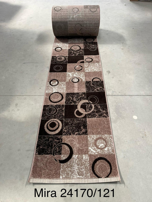 Traversa covor maro cu model geometric modern pentru hol lung si living, design elegant rezistent la trafic