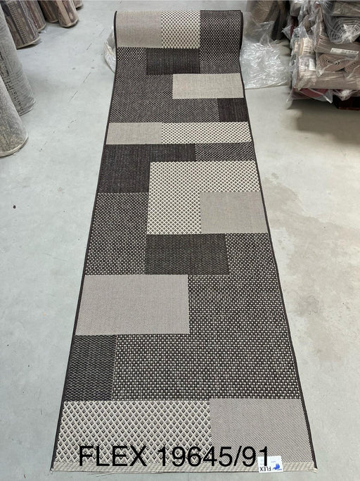 Traversa covor maro pentru bucatarie, model modern geometric, antiderapanta si festonata, potrivita pentru gresie