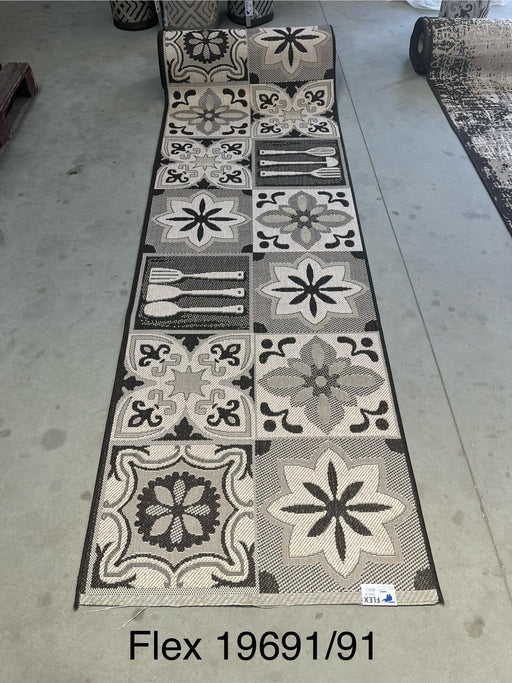 Traversa covor maro pentru bucatarie, model floral decorativ, antiderapanta si festonata, potrivita pentru zona de gatit