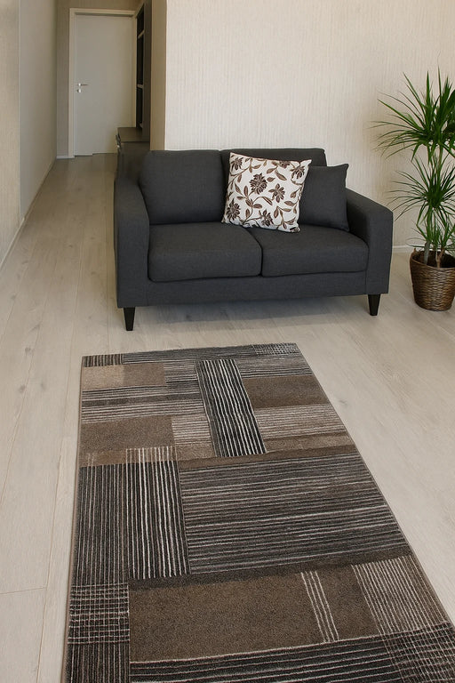 Traversa covor moderna maro gri cu model geometric pentru hol lung si intrare design elegant