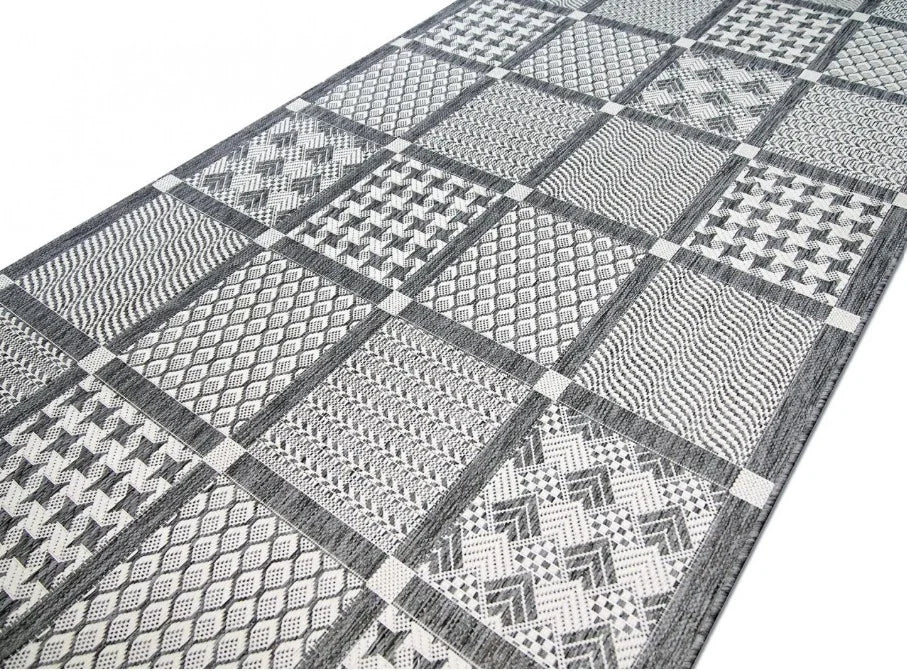 Detaliu traversa gri pentru bucatarie cu pattern modern si finisaj festonat durabil