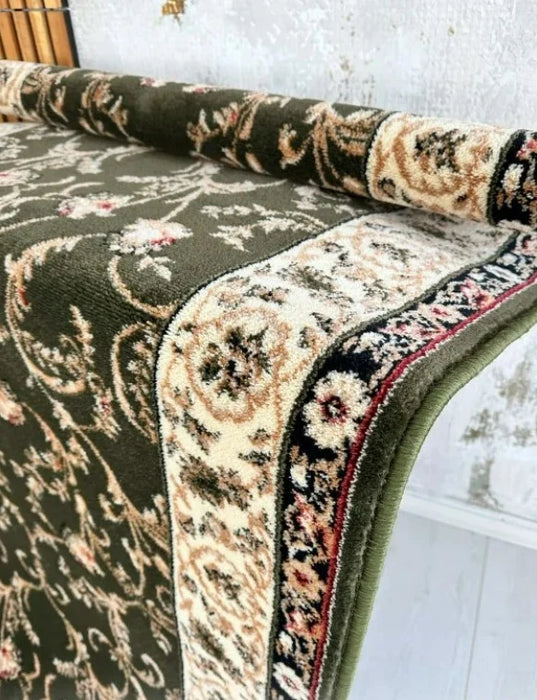 Traversa hol verde rulata cu bordura crem si model traditional