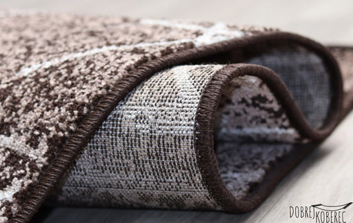 Traversa maro rulata cu model geometric alb si suport rezistent