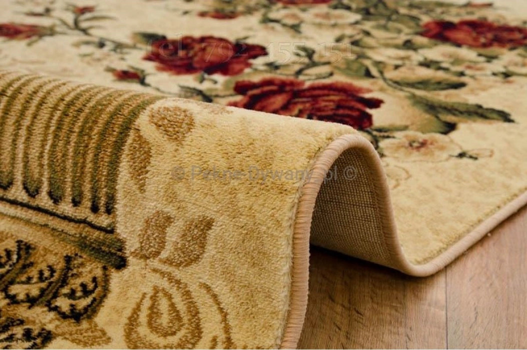 Textura covor clasic floral bej crem, fibre dense si finisaj de calitate