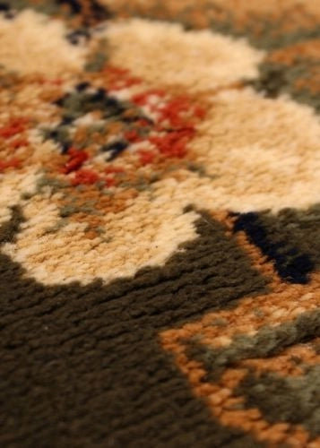 Detaliu covor clasic floral verde cu motive florale bine definite