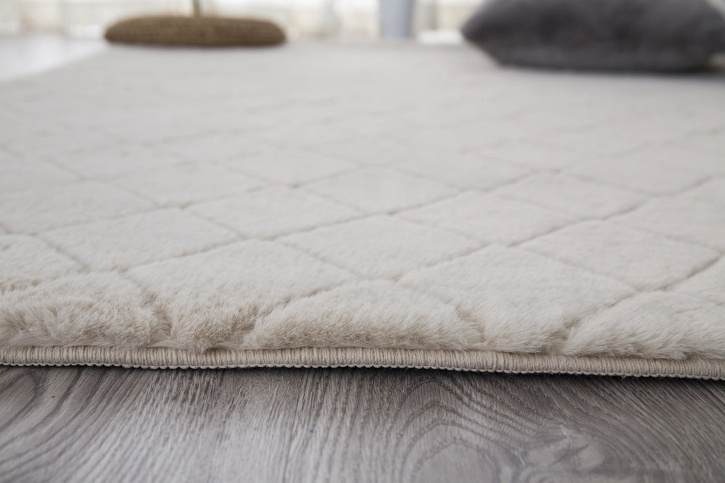 Covor crem pufos model grofat pentru living, gros si confortabil, ideal pentru un decor elegant