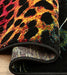 Detaliu covor modern cu leopard colorat și textură moale pentru living