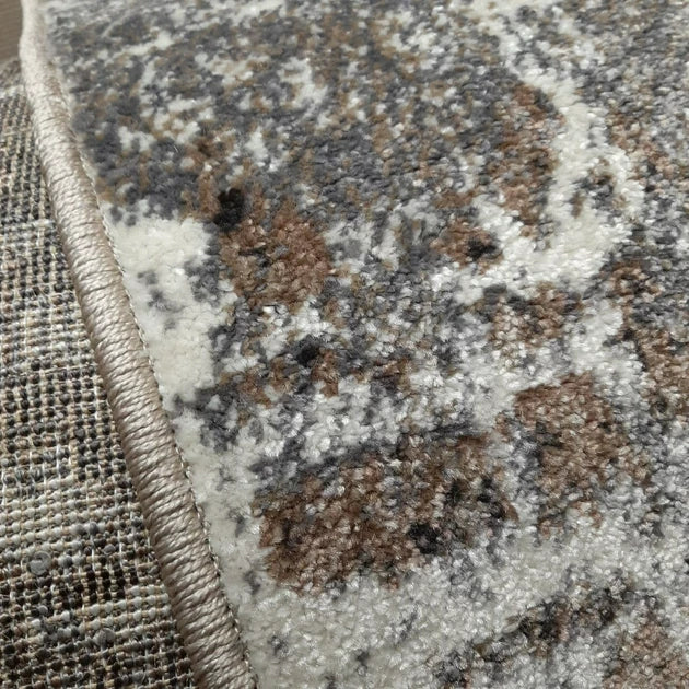 Margine si finisaj traversa covor modern gri, spate antiderapant, material rezistent si usor de asezat